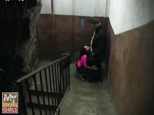 Молодая пара трахается в подворотне