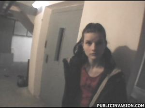 Снял девочку в трамвае и выебал её за бабки