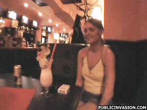 Сучка в туалете кафе соснула у пацана за бабки