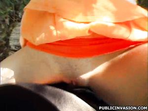 Пикапер снял похотливую крошку и трахнул ее в парке