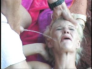 Томную блондинку чпокают в очко