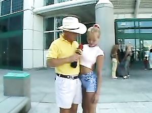 Старик отодрал девочку во все щели в своем авто