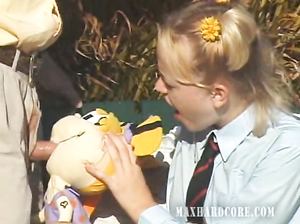 Старина Макс жестко ебет блондинку из парка