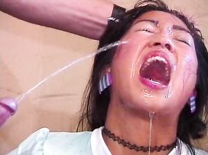 Пожилой ковбой жестко трахнул и помочился на азиаточку в туалете