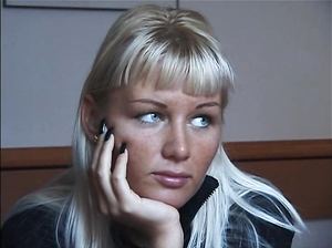 Блондинка трахается во все щели на камеру