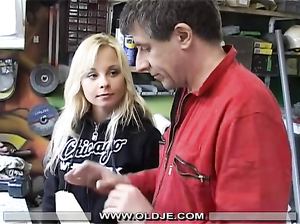 Девушка выточила деревянный хуй для соблазнения своего препода.