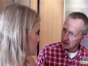 Старый учитель музыки натянул юную крошку