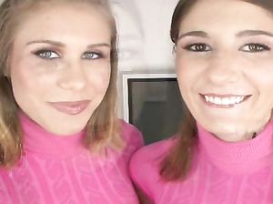 Две неопытные девки отсасывают короткий член парню