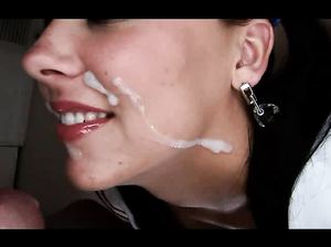 Красивая брюнетка делает минет на приватном кастинге