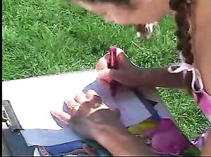 В костлявую задницу девки вставили пенис