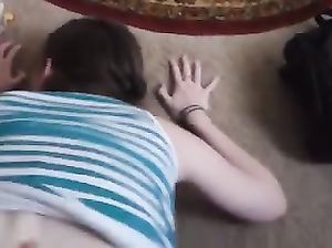 Девка в тельняшке снимается в домашней порнухе