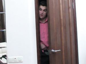 Подглядывающий парень ворвался в комнату и трахнул крошку через колготки