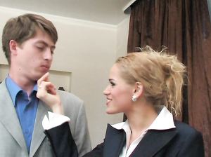 Шикарная блондинка в черных чулках ебет парня страпоном в попу