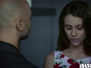 Отчим жестко ебет в задницу соблазнительную падчерицу