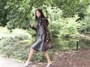 Русская телочка Мария ходит по городу полуобнаженной