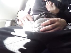 Девка в автобусе подрочила парню