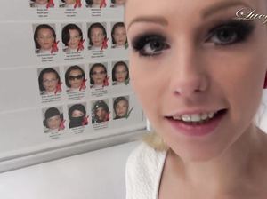 Блондинка сделала минет парню в туалете ресторанчика