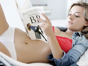 Возбуждающее зрелище от шикарной блондинки с волосатой пиздой