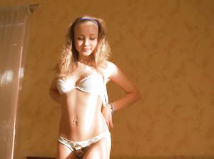 Хорошенькая 18-тилетняя красотка играется с любимой секс игрушкой