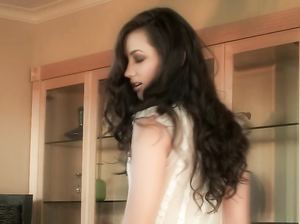 Гламурная шлюха с упругой задницей мастурбирует вагину