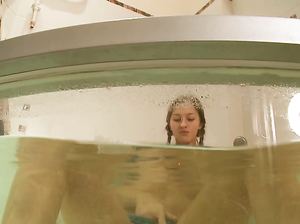 Возбужденная 18-тилетняя девчонка развлекается в джакузи