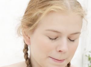 Эротическое представление от симпатичной крошки с косичками