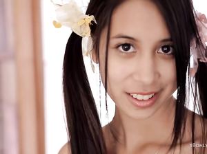 Юная лолита с косичками играется со своей киской