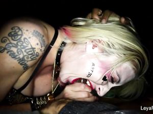 Переоделась в Харли Квин и сладко отсосала