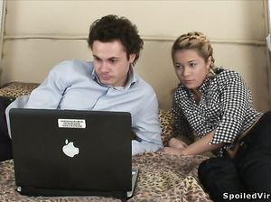 Девушка Катя лишилась девственности на кровати