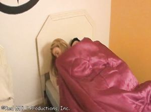 Мама не удержалась и сделала минет сыну