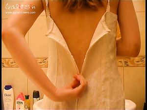 Симпатичная куколка Кристина принимает расслабляющий душ