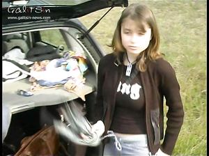 Красивые девушки гуляют по полю голые