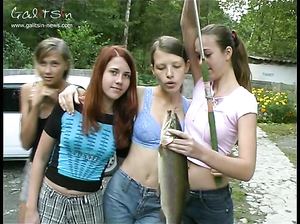 Русские красивые малышки пришли на необычную рыбалку