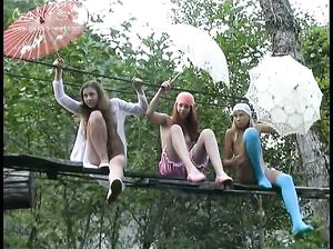 Телочки позируют голые на подвесном мосту