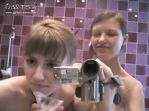 Стройные телочки забавляются с камерой в ванной