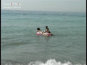 Русские телочки плавают и загорают на пляже голыми