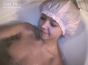 Девушка снимает на камеру, как ее стеснительная подруга принимает ванную