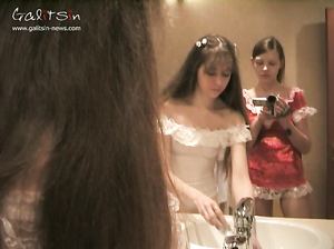 Русская дура снимает, как ее подруга писает в туалете