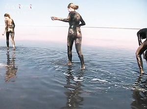 Эротическая фотосессия русских девчонок после грязевых ванн