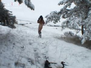 Анастасия разделась догола зимой и вошла в реку