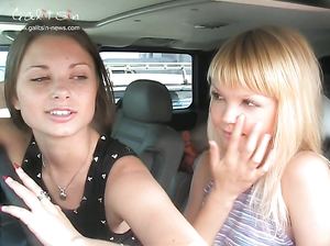 Игривые подружки решили устроить пикник на природе и немножко пошалить