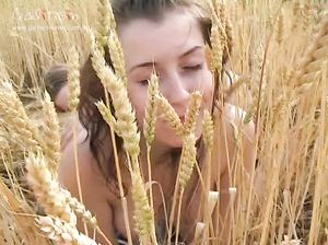 Русские девчонки вставляют в вагину морковку