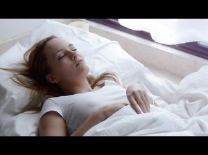 Утренние секс фантазии очаровательной девушки