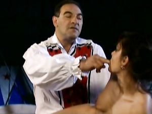 Молодая и стройная гимнастка с гладкими сиськами трахается в тугую попку