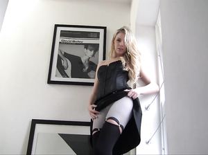 Эротика: Нежная сучка в чулках ласкает свое тело перед камерой