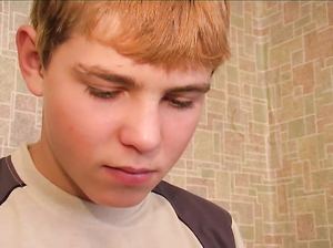 18-летний русский пидор дрочит на мужской журнал