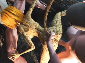 Два любителя сафари жарят девку-леопарда с разных сторон