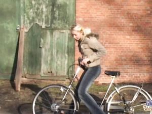 Старичок развел молоденькую внучку на секс в гараже