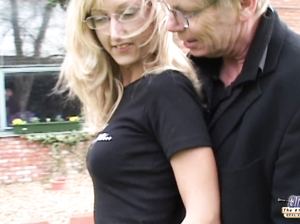 Старый учитель по теннису выебал свою подопечную