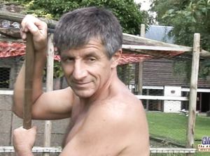 Папа выебал загорающую дочку на лужайке